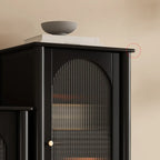 Armoire moderne en bois noir et or avec étagères réglables et porte vitrée