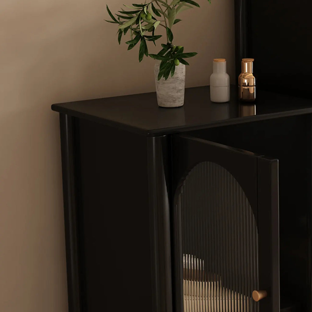 Armoire moderne en bois noir et or avec étagères réglables et porte vitrée