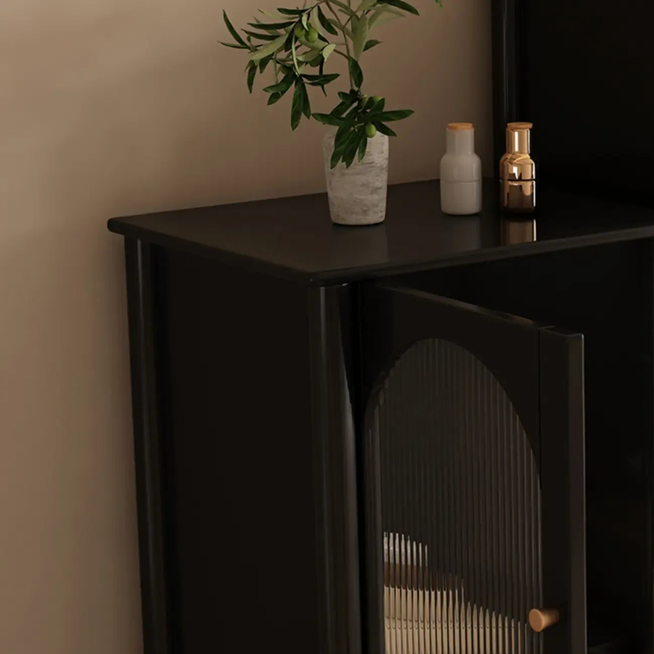 Armoire moderne en bois noir et or avec étagères réglables et porte vitrée