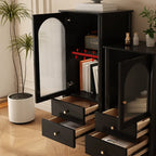 Armoire moderne en bois noir et or avec étagères réglables et porte vitrée