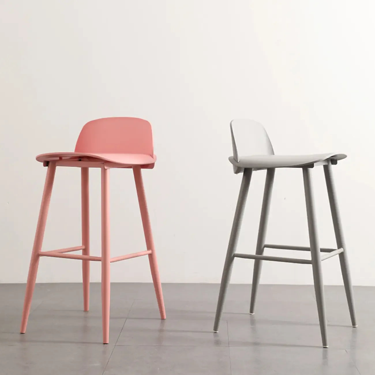 Tabourets de bar contemporains en plastique gris clair à dossier bas