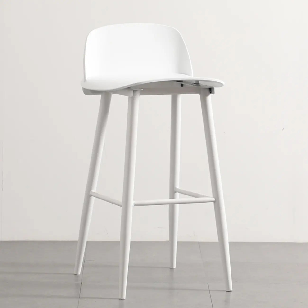 Tabourets de bar contemporains en plastique gris clair à dossier bas