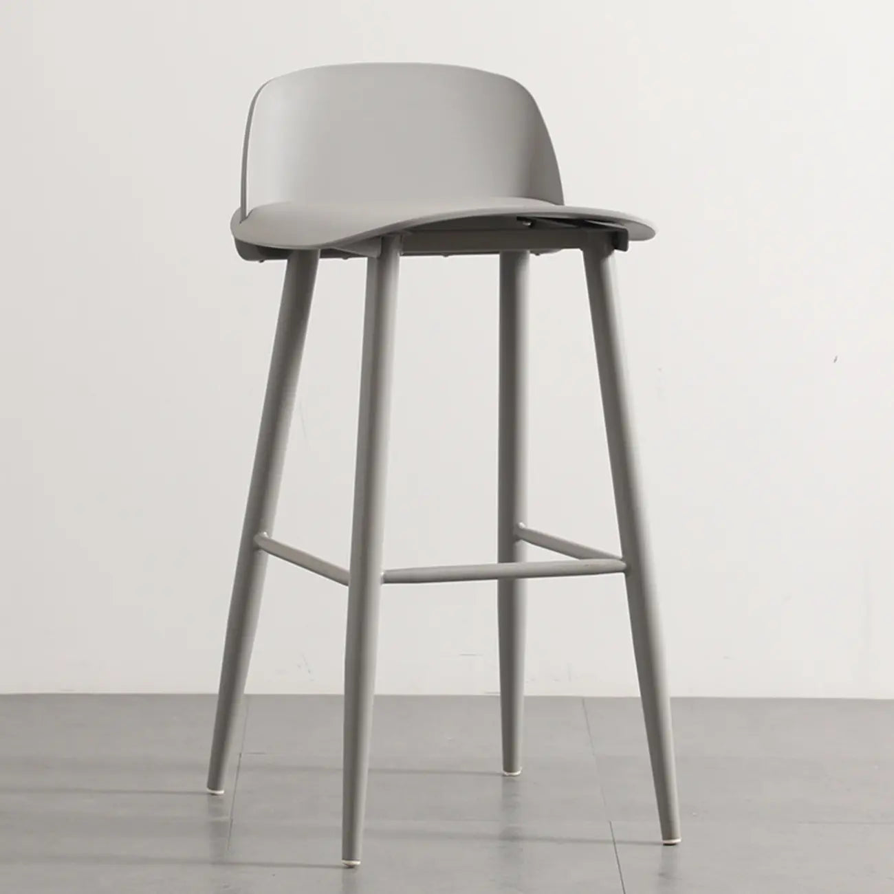 Tabourets de bar contemporains en plastique gris clair à dossier bas