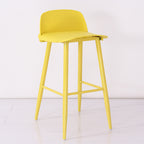 Tabourets de bar contemporains en plastique gris clair à dossier bas