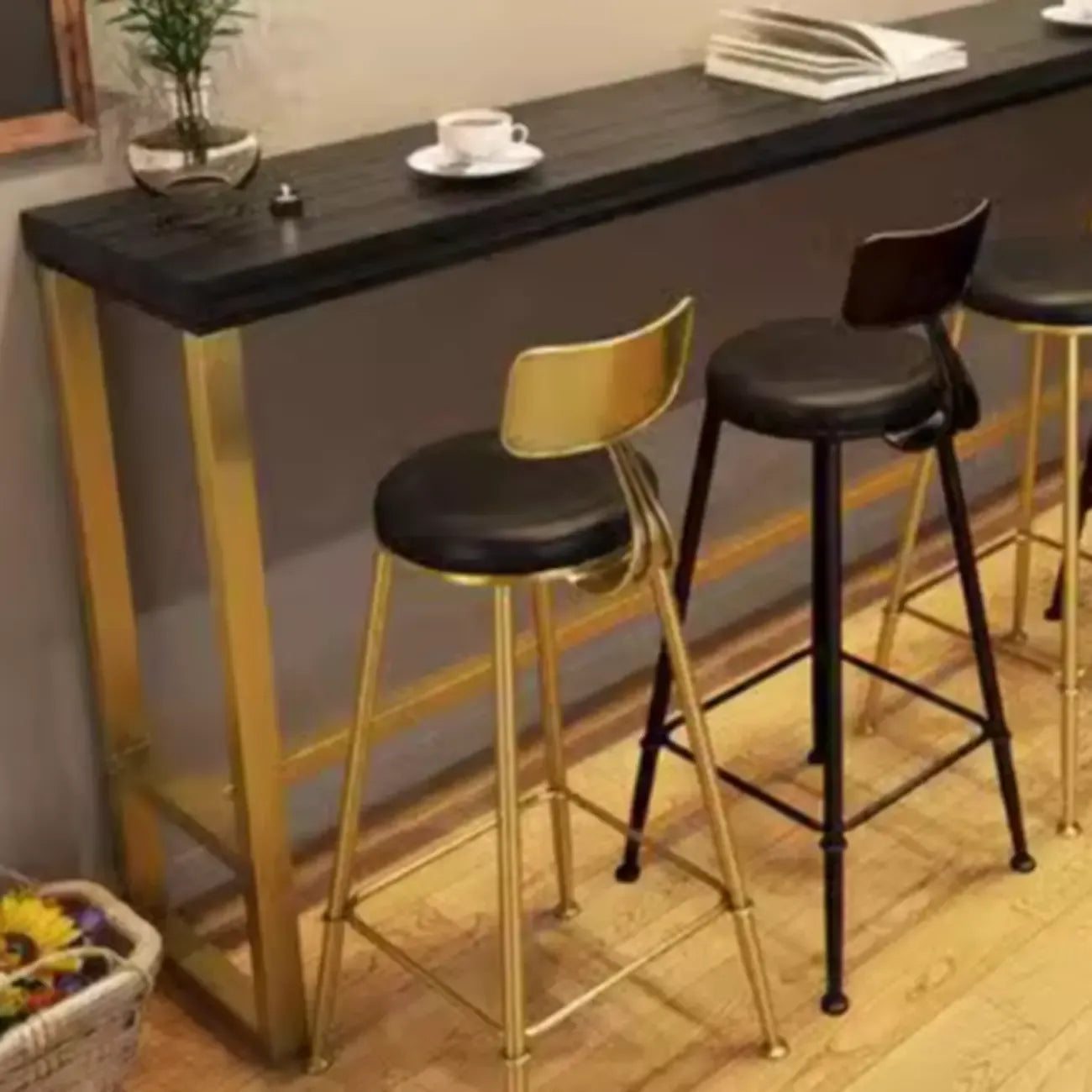 Tables de bar luxueuses en bois noir minuit avec repose-pieds en métal doré