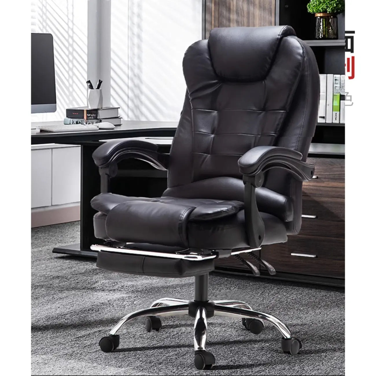 Fauteuil de bureau ergonomique pivotant et inclinable en cuir noir, style exécutif