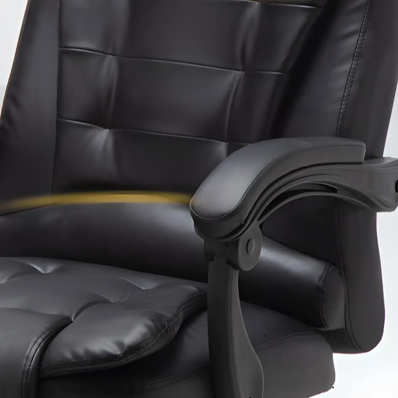 Fauteuil de bureau ergonomique pivotant et inclinable en cuir noir, style exécutif