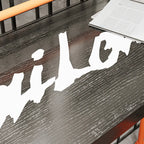 Tables de bar industrielles avec plateau en bois dur noir et structure orange