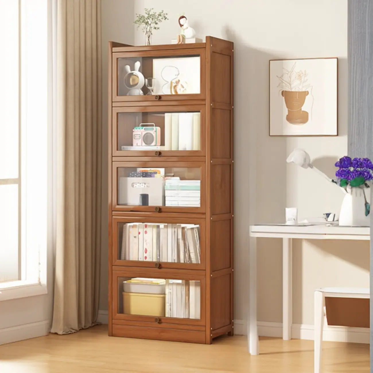 Vitrine moderne en bois brun avec façade en verre transparent