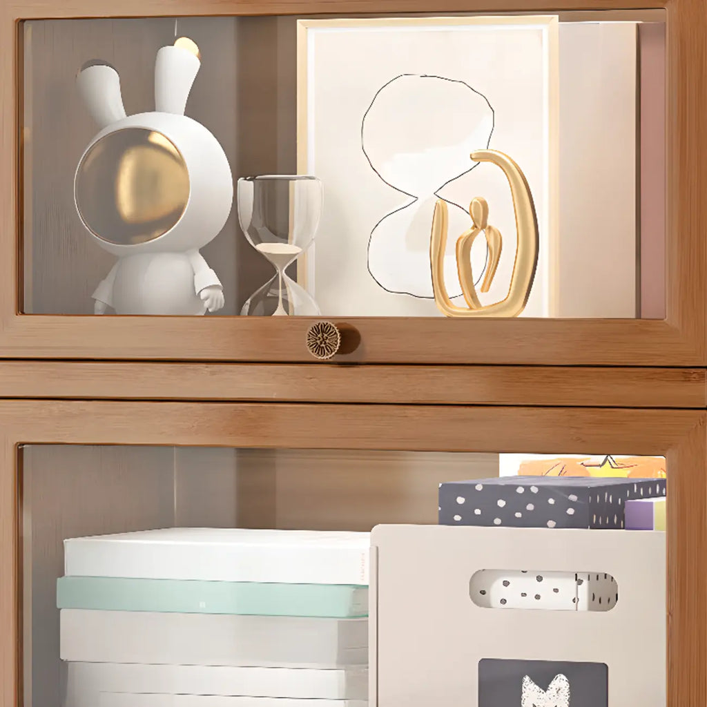Vitrine moderne en bois brun avec façade en verre transparent
