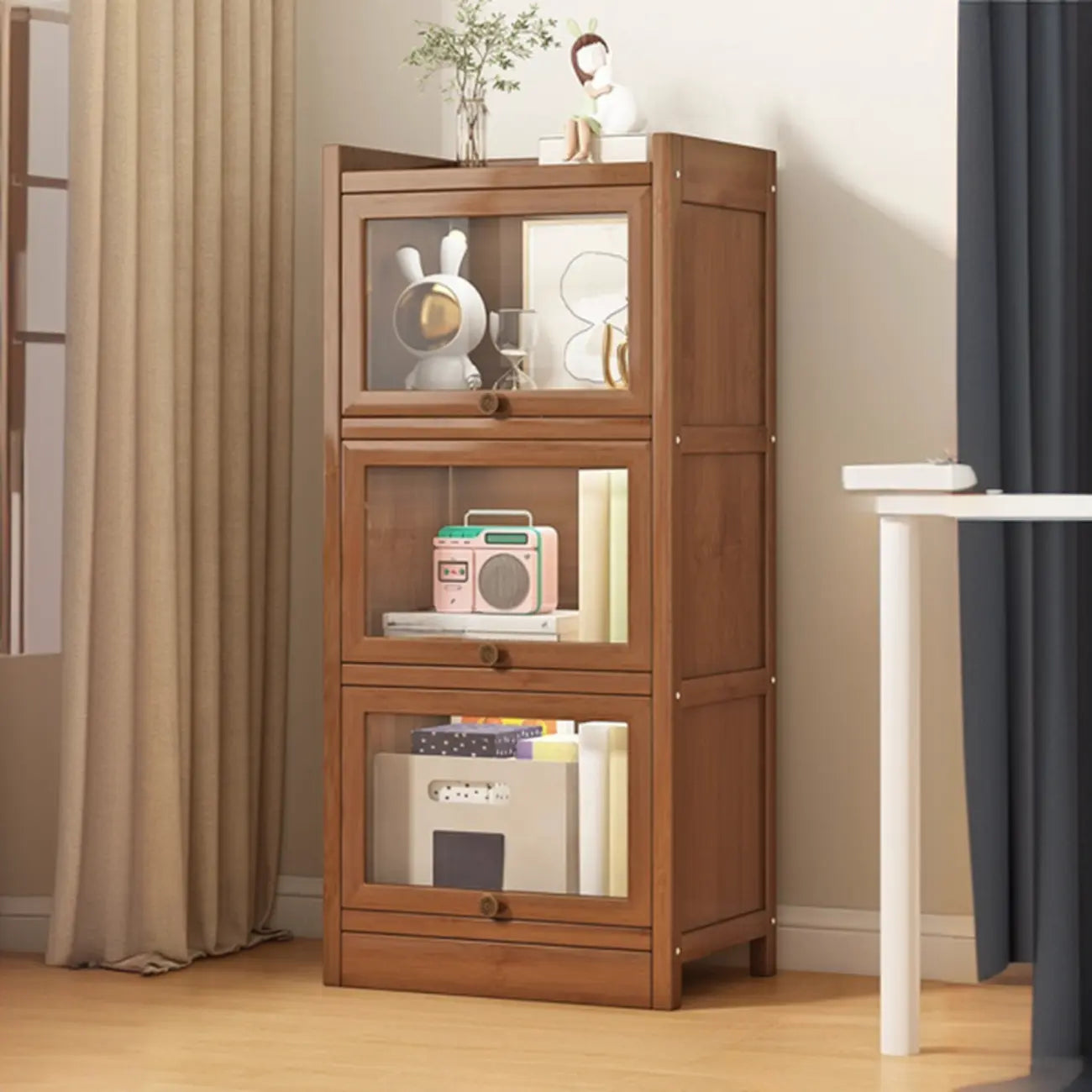 Vitrine moderne en bois brun avec façade en verre transparent