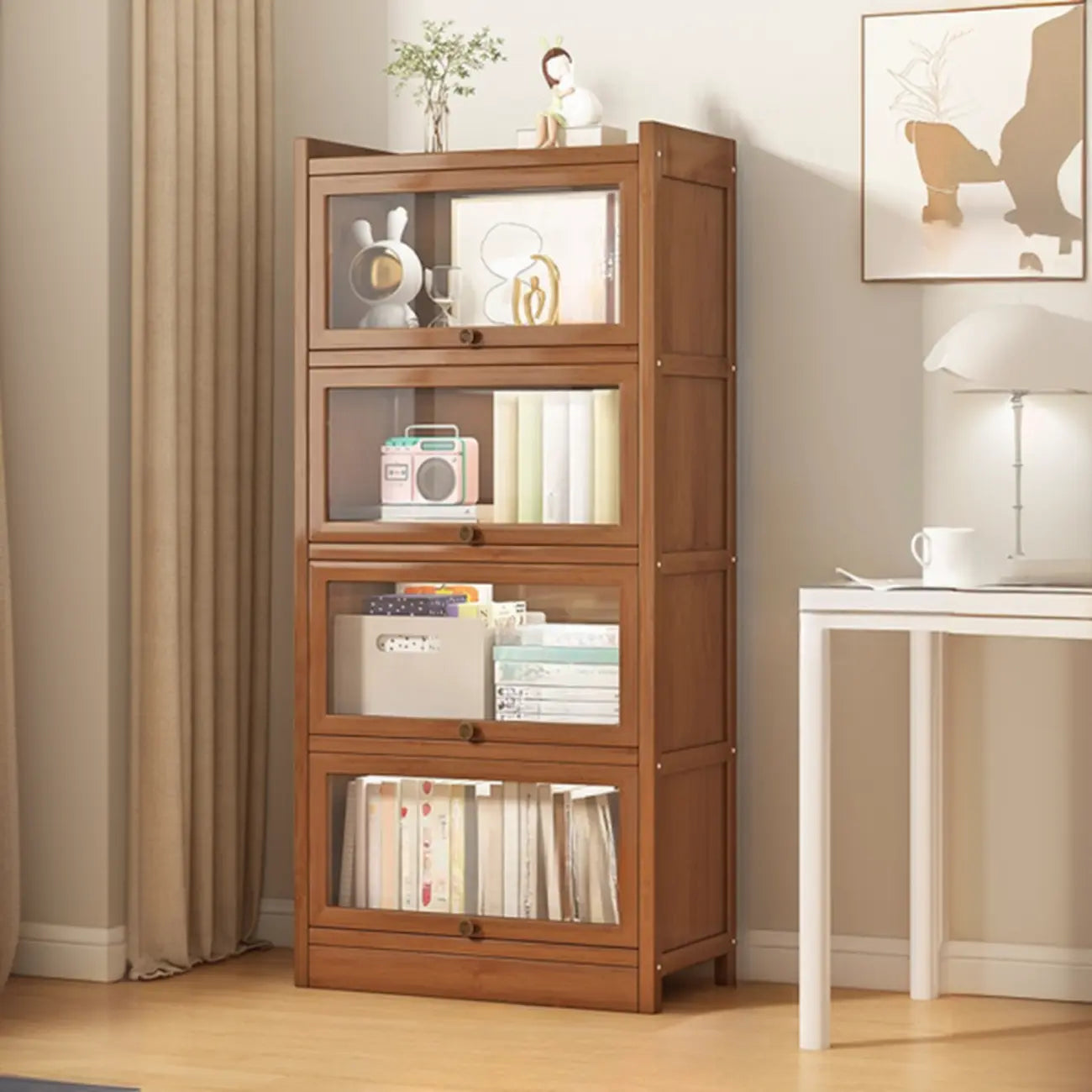 Vitrine moderne en bois brun avec façade en verre transparent