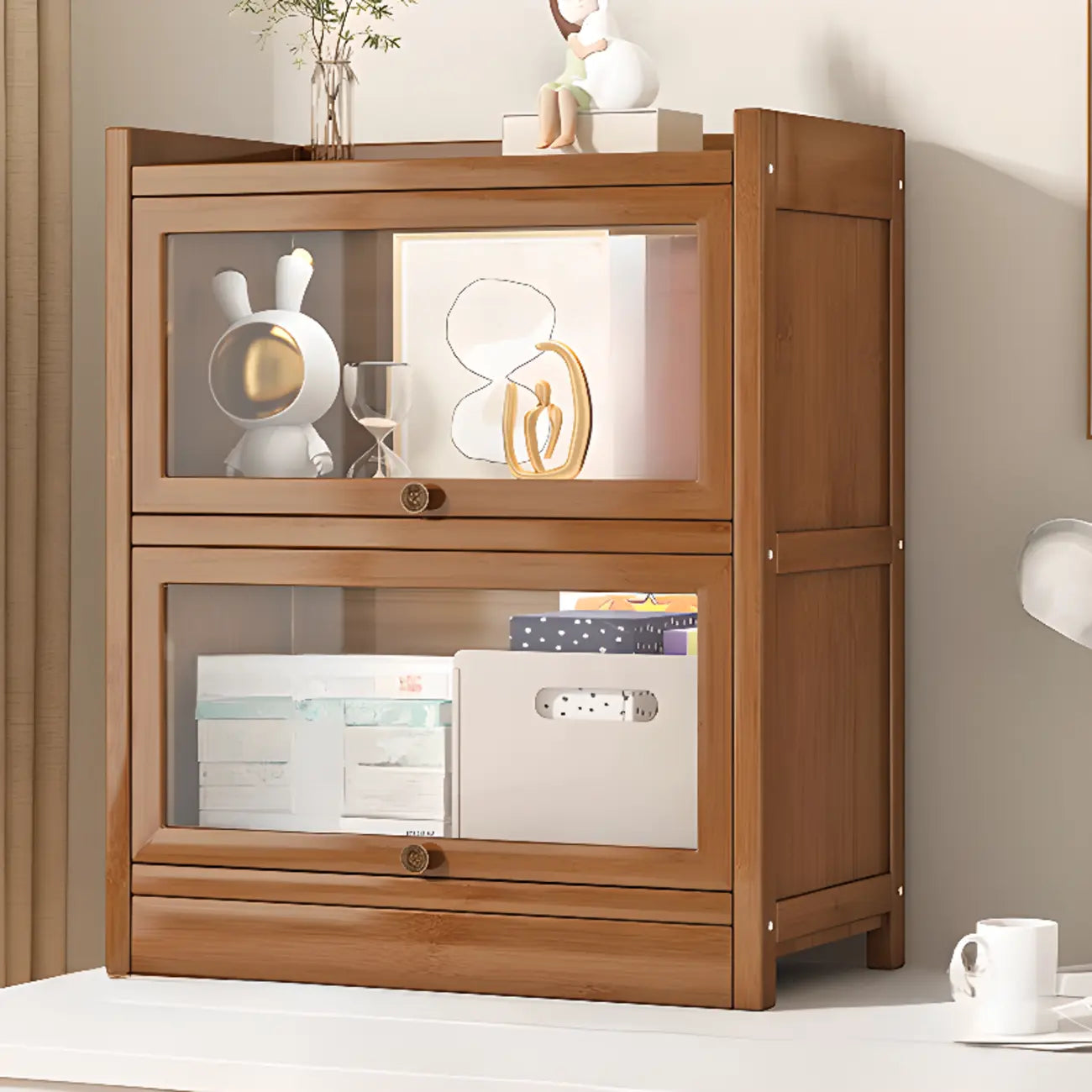 Vitrine moderne en bois brun avec façade en verre transparent
