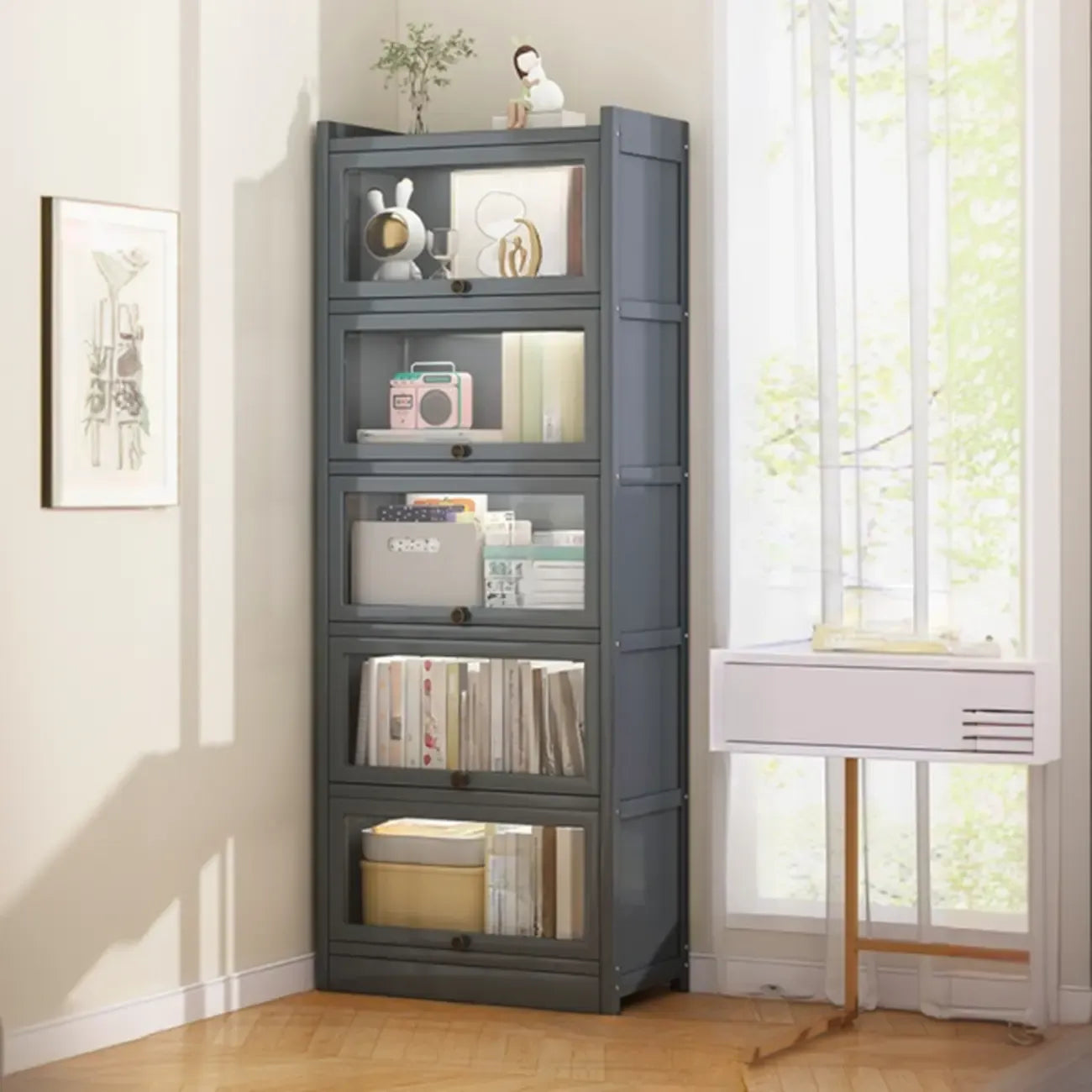 Vitrine moderne en bois brun avec façade en verre transparent