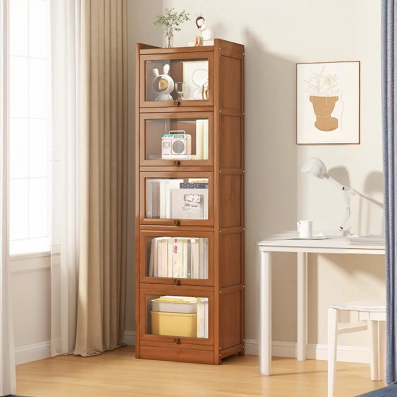 Vitrine moderne en bois brun avec façade en verre transparent