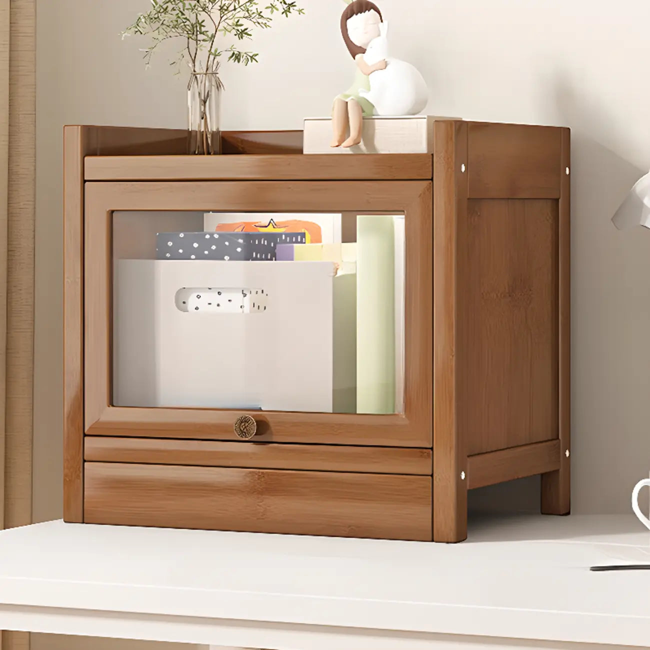 Vitrine moderne en bois brun avec façade en verre transparent
