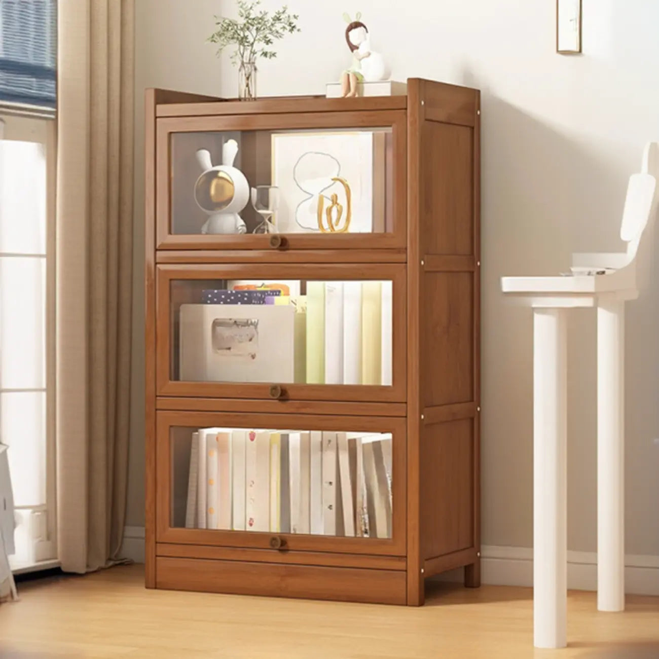 Vitrine moderne en bois brun avec façade en verre transparent