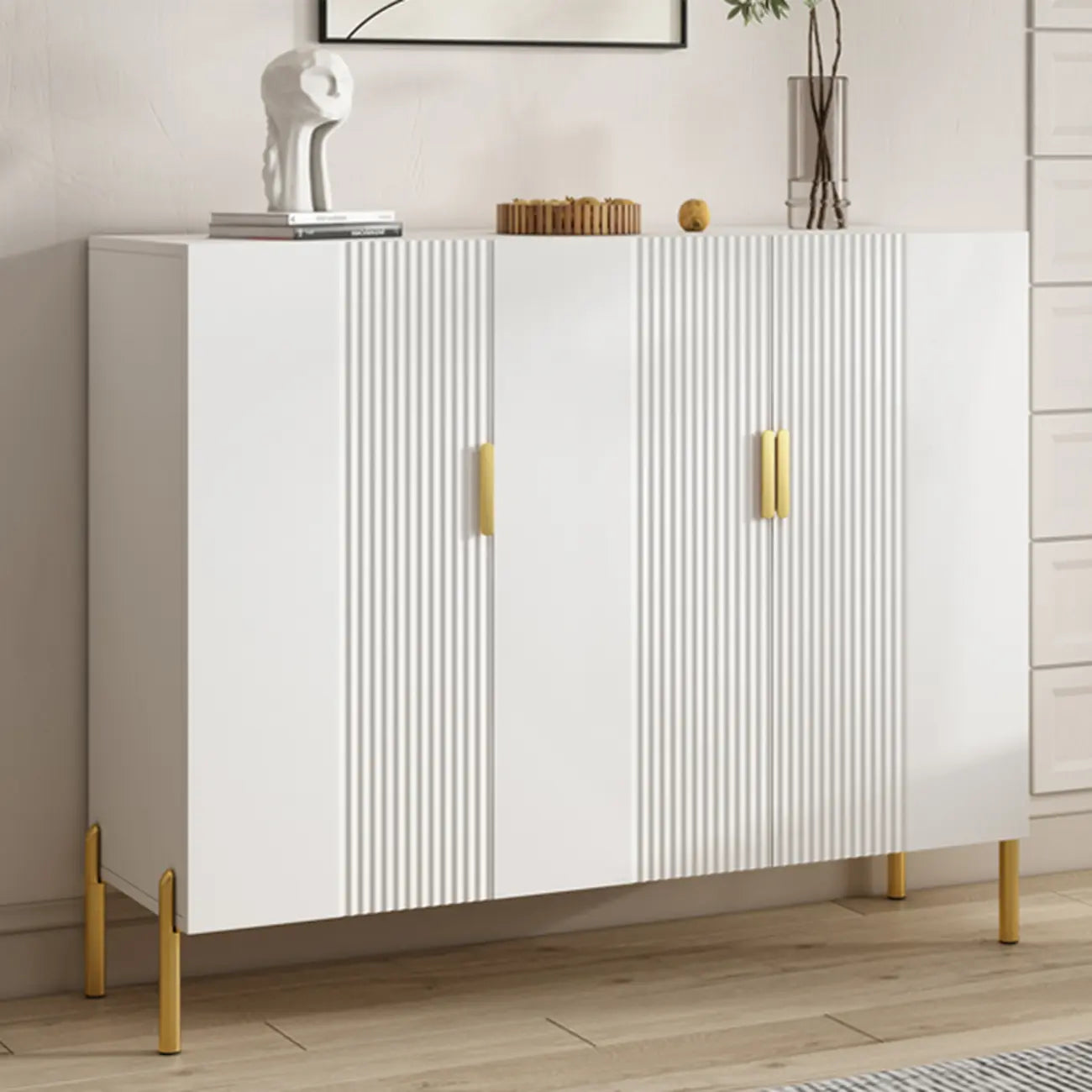 Meuble à chaussures blanc en bois avec pieds dorés pour entrée