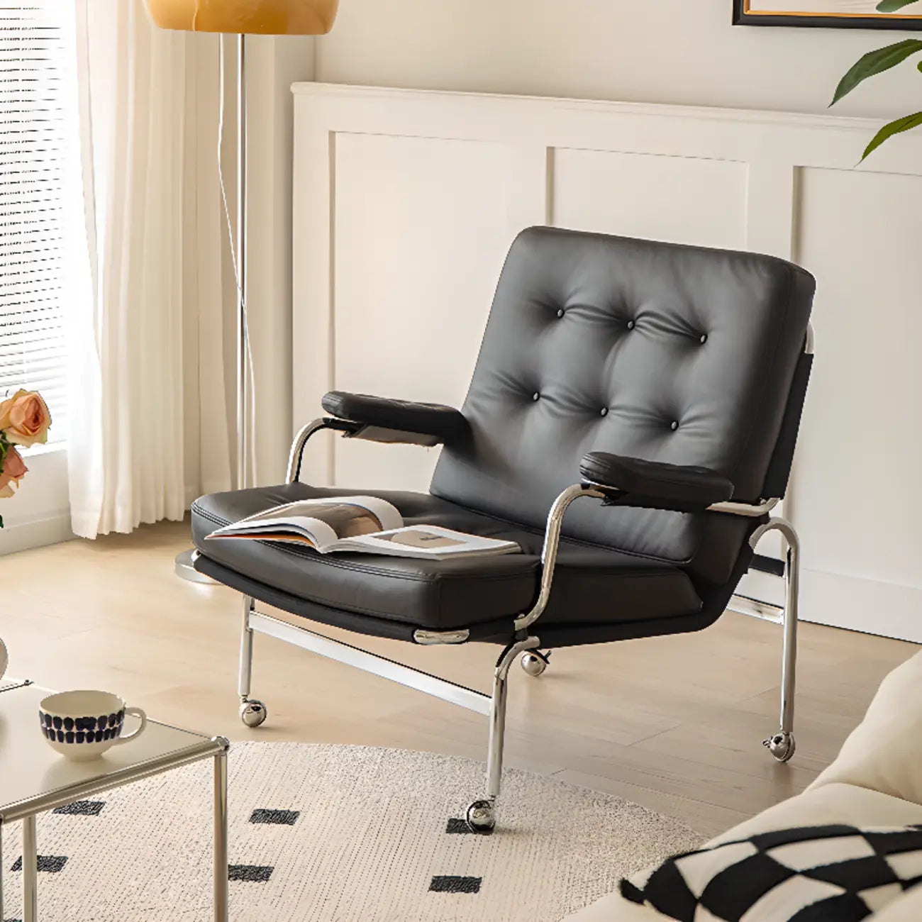 Fauteuil d'appoint en cuir style moderne du milieu du siècle avec roulettes