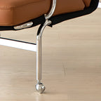 Fauteuil d'appoint en cuir style moderne du milieu du siècle avec roulettes