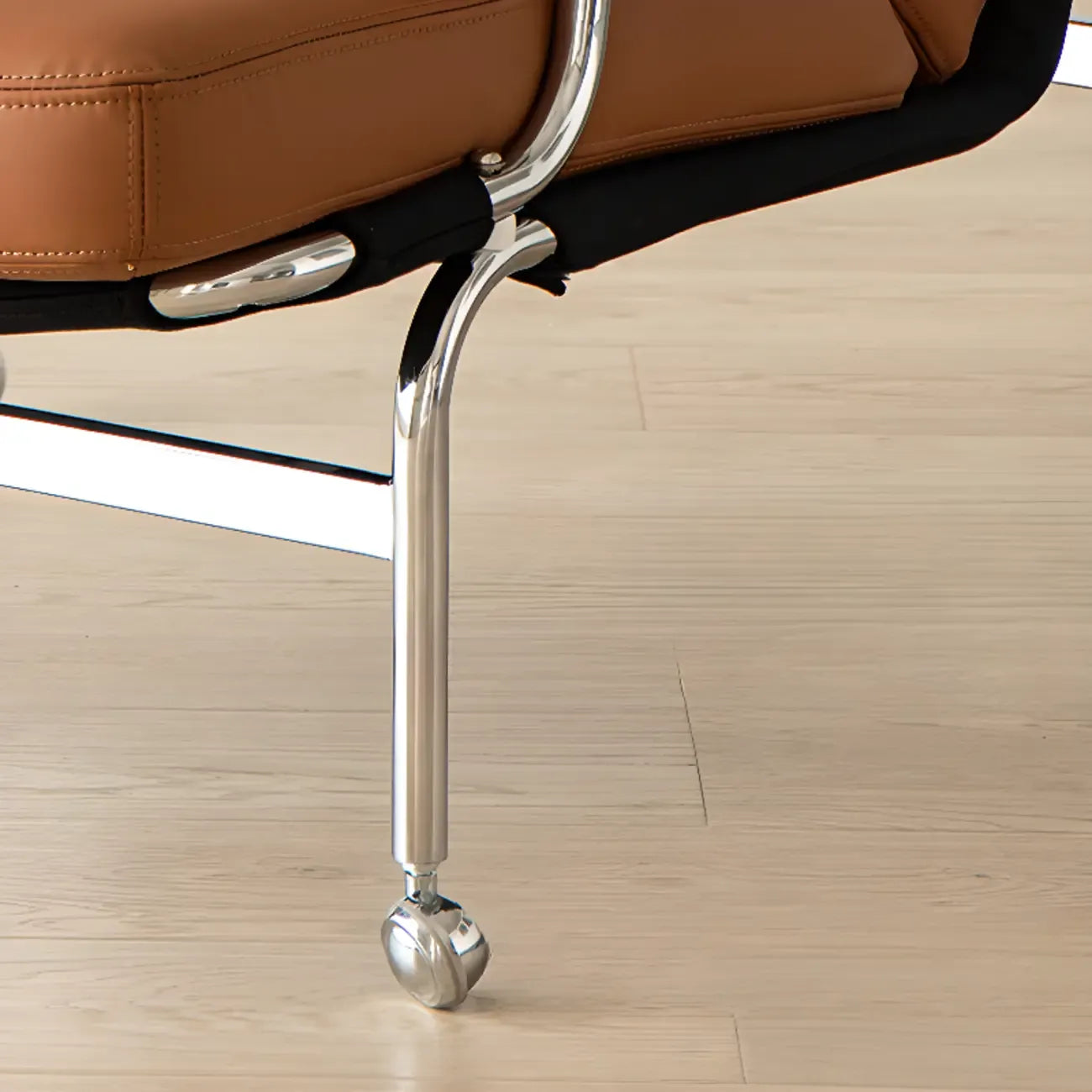 Fauteuil d'appoint en cuir style moderne du milieu du siècle avec roulettes
