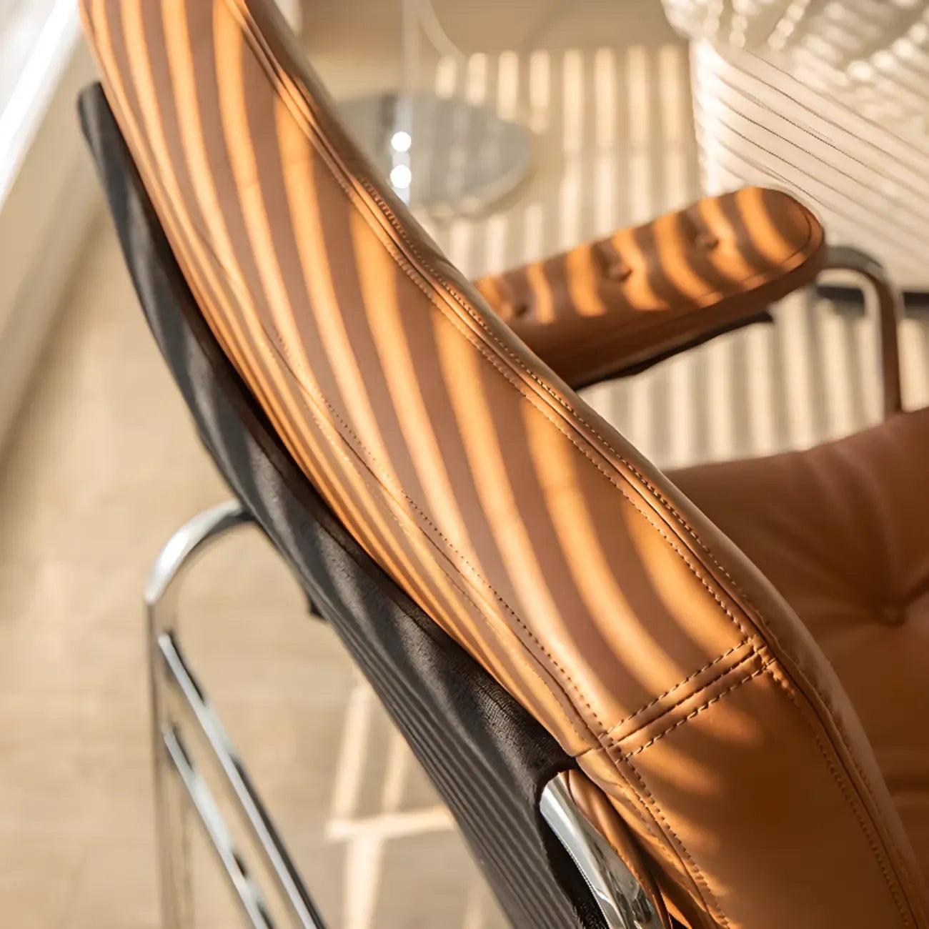 Fauteuil d'appoint en cuir style moderne du milieu du siècle avec roulettes