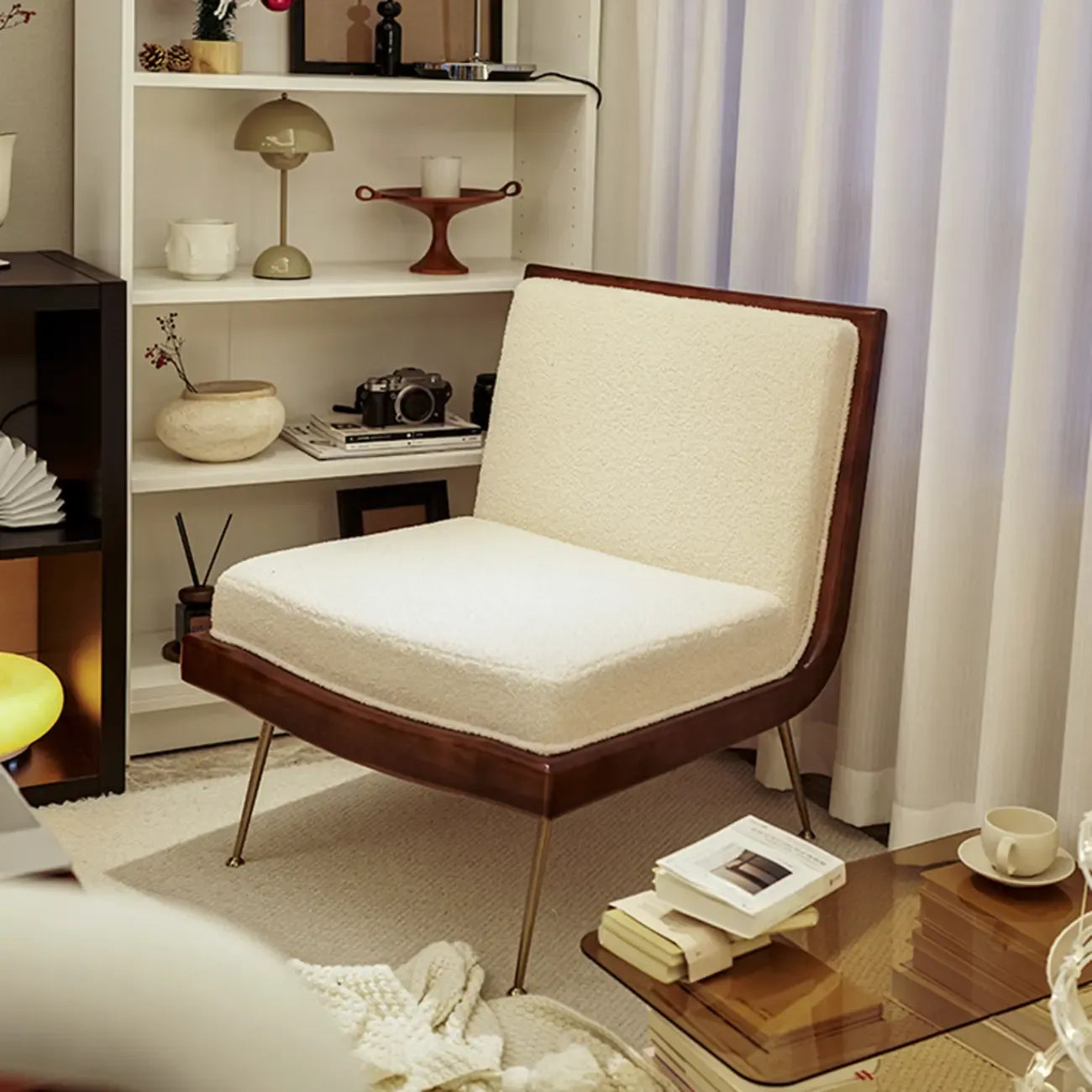 Fauteuil d'appoint glamour en sherpa avec coussin blanc