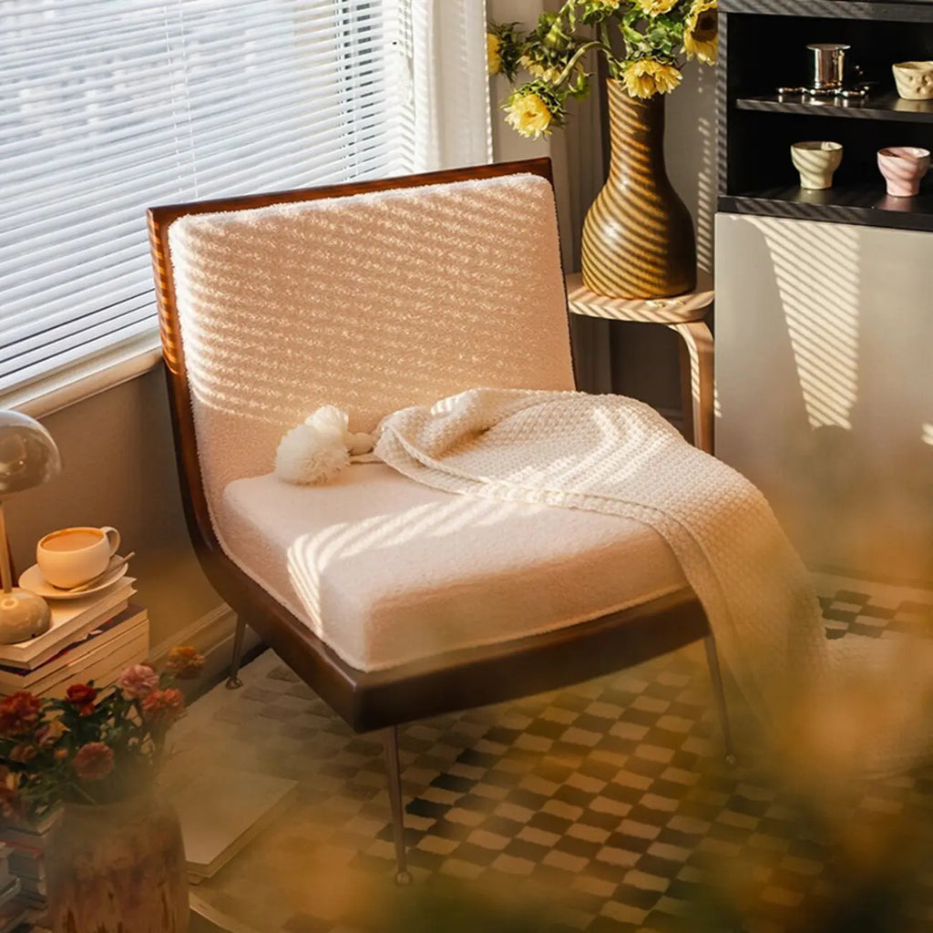 Fauteuil d'appoint glamour en sherpa avec coussin blanc
