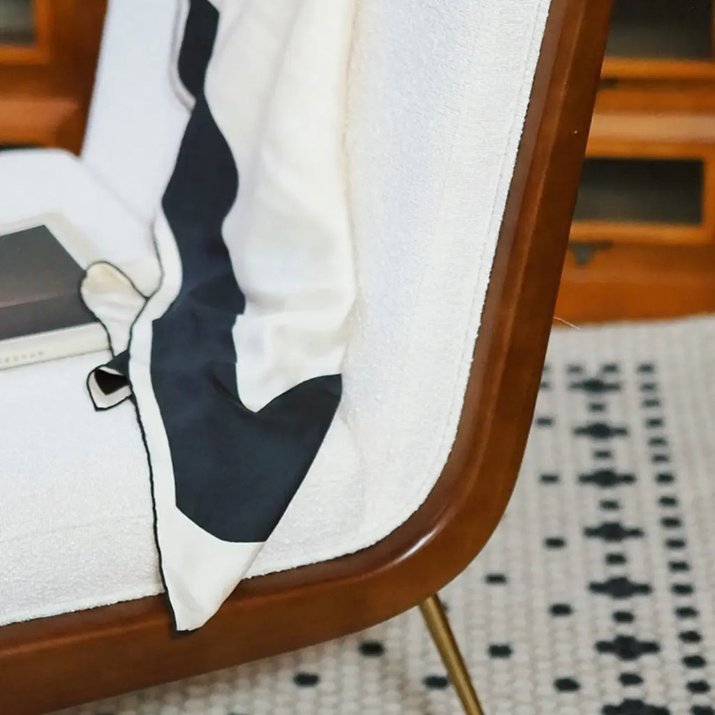 Fauteuil d'appoint glamour en sherpa avec coussin blanc