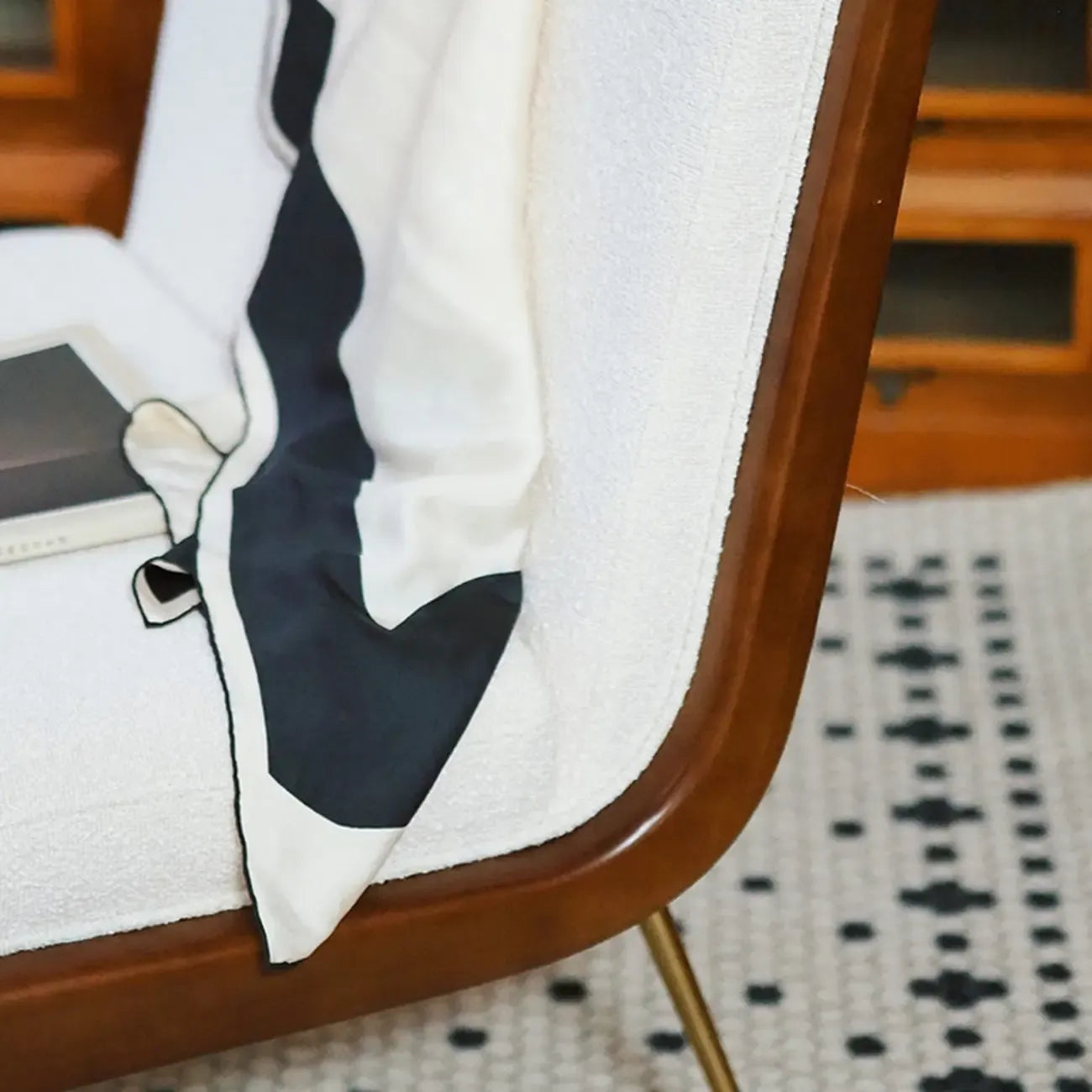 Fauteuil d'appoint glamour en sherpa avec coussin blanc