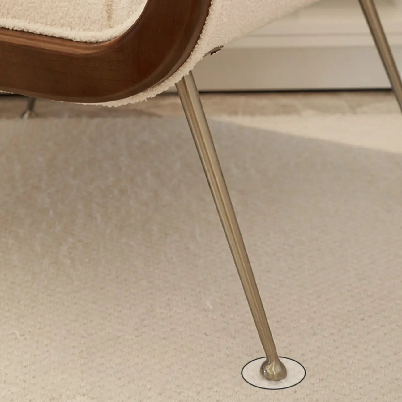 Fauteuil d'appoint glamour en sherpa avec coussin blanc