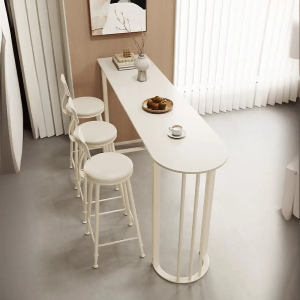 Table de bar blanche en pierre frittée de forme libre