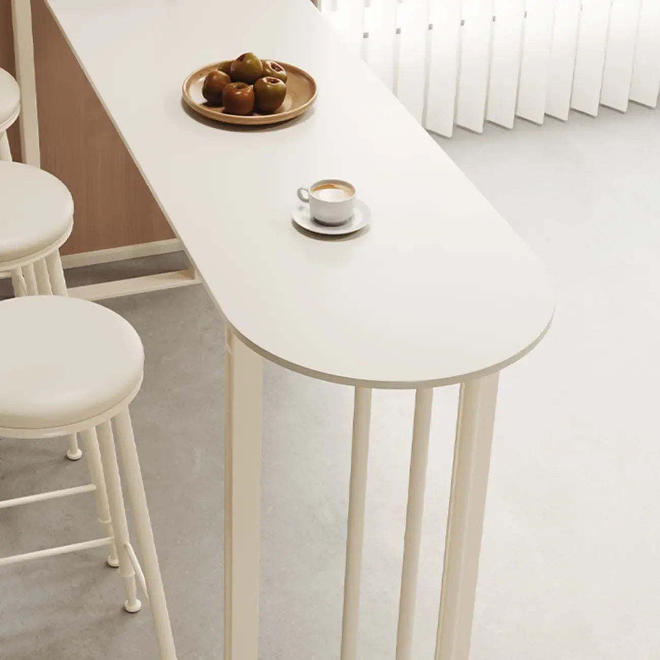 Table de bar blanche en pierre frittée de forme libre