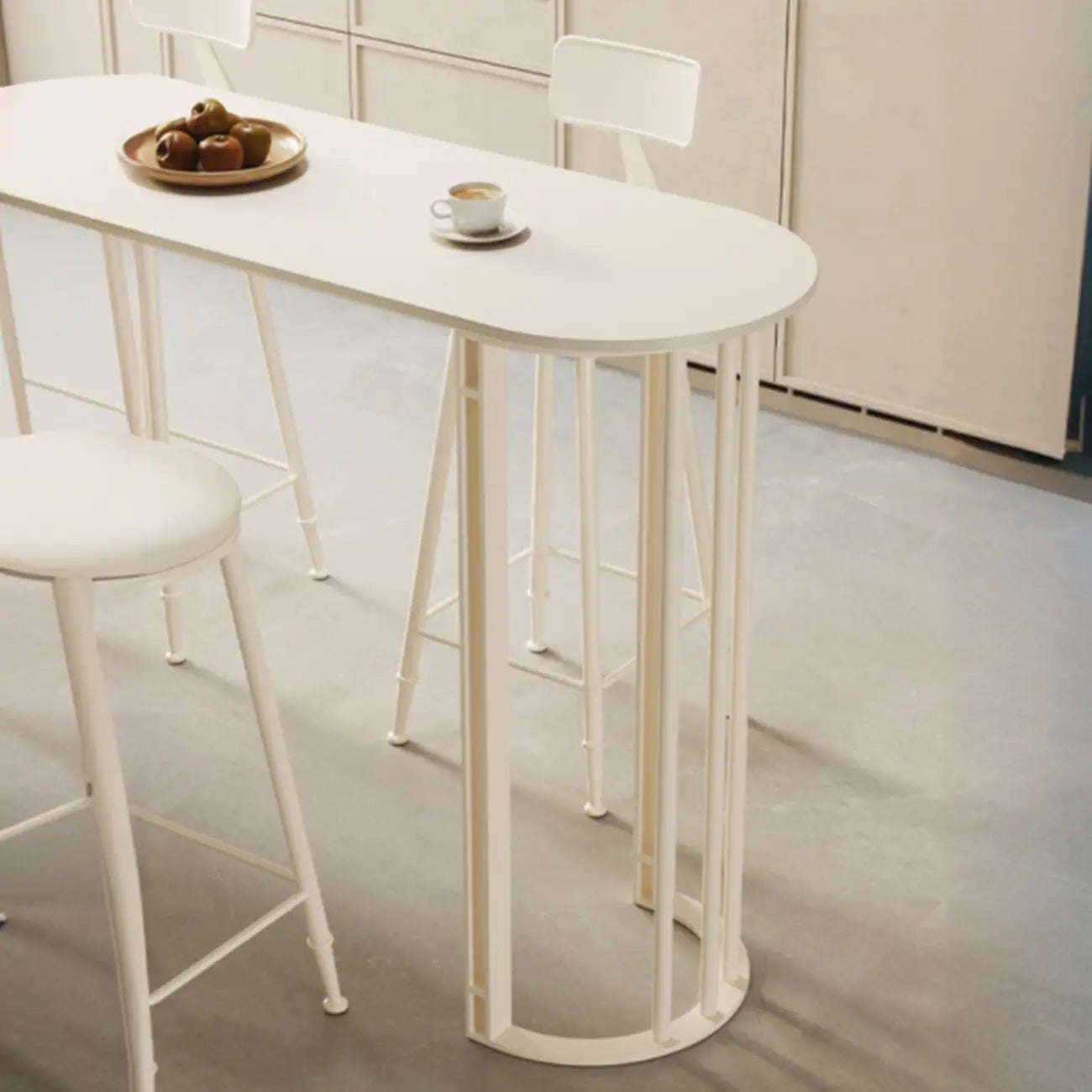 Table de bar blanche en pierre frittée de forme libre