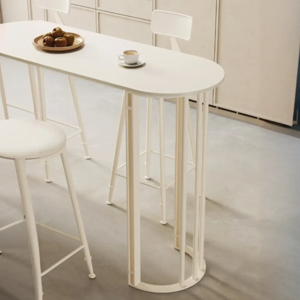 Table de bar blanche en pierre frittée de forme libre