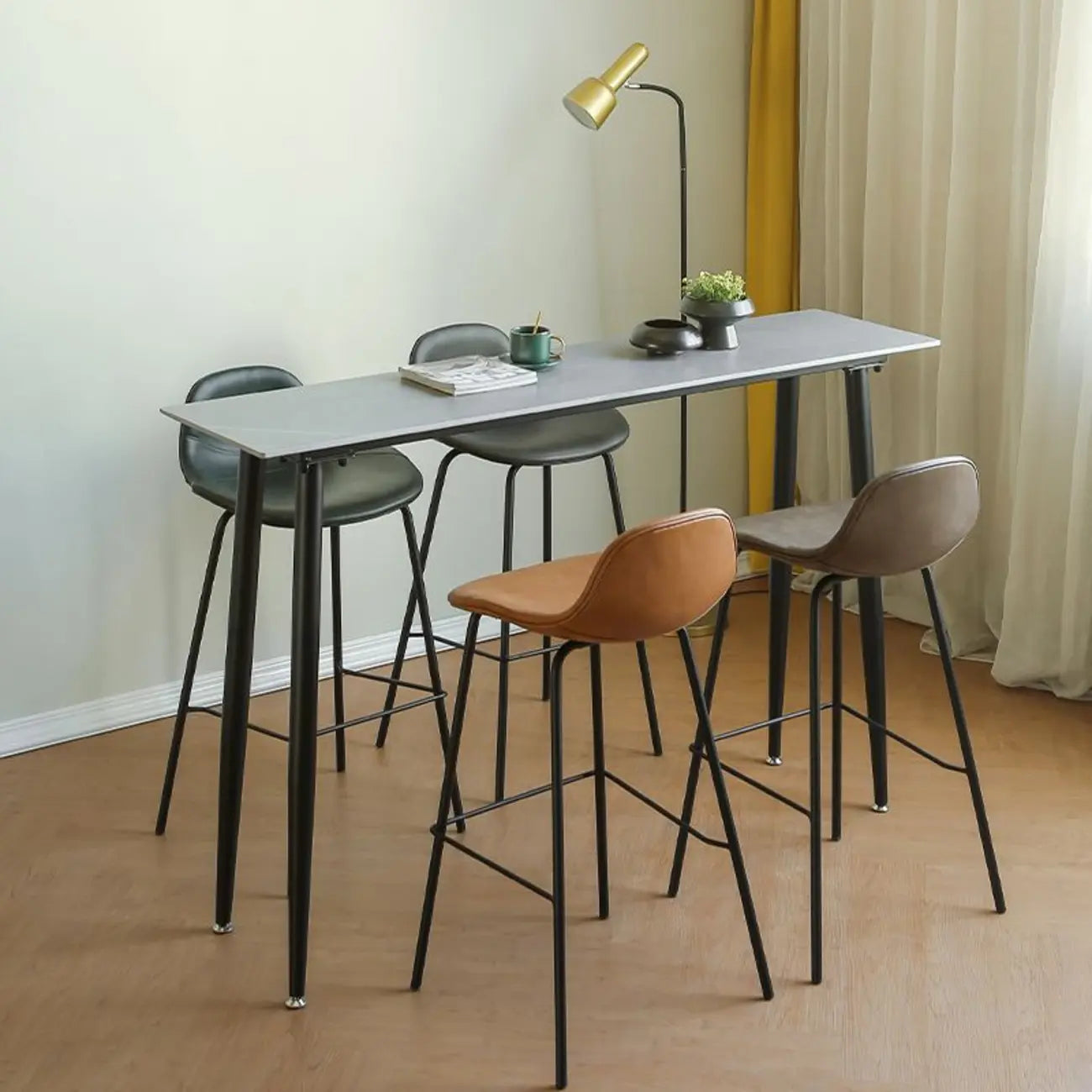 Table de bar moderne avec plateau en travertin gris et pieds en métal, idéale pour la salle à manger.
