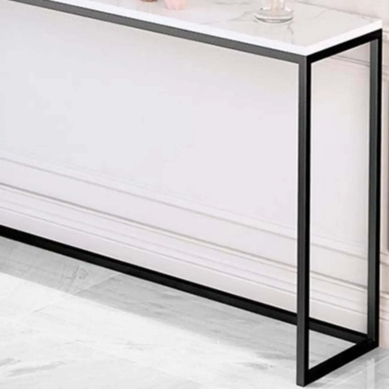 Tables de bar minimalistes en métal noir avec plateau en pierre