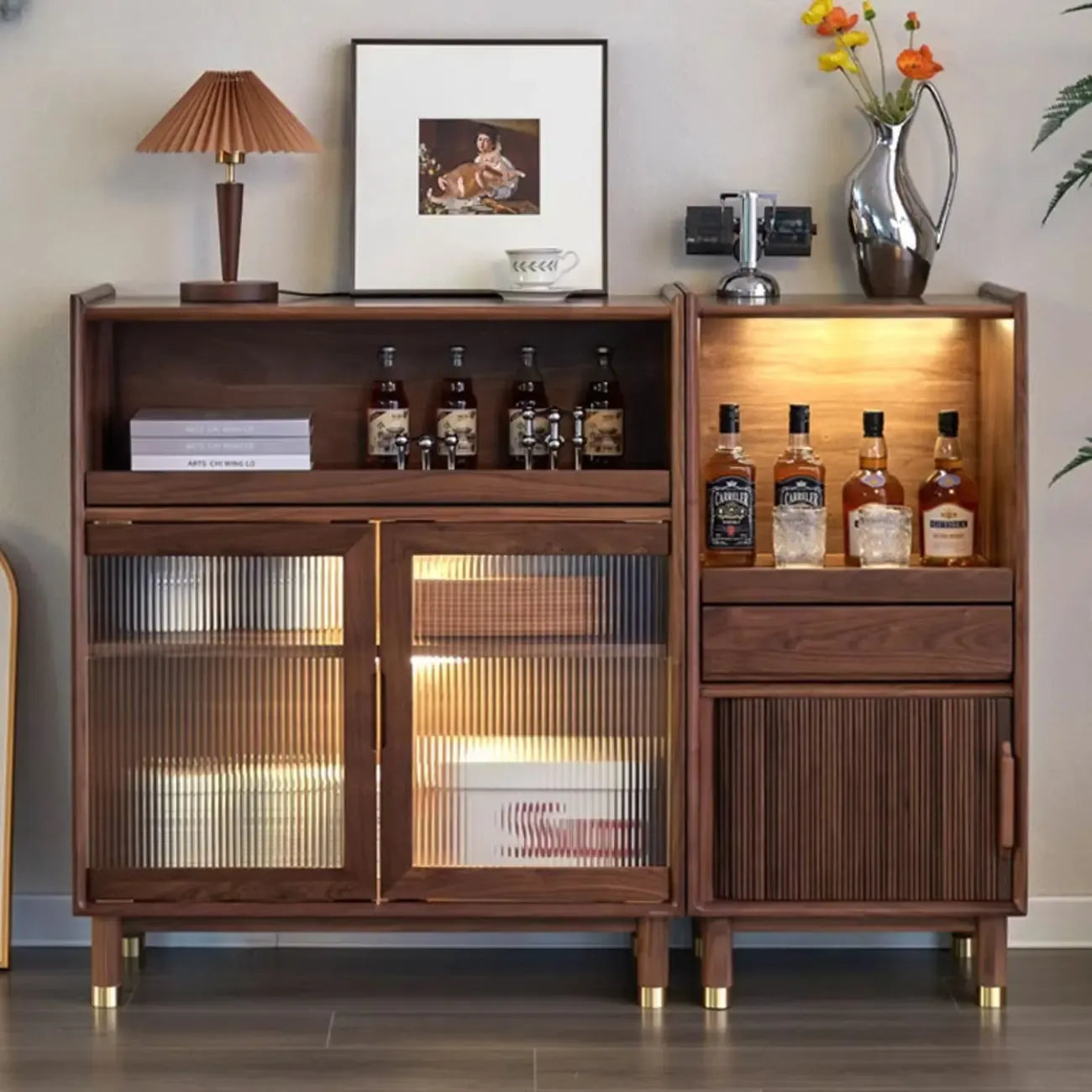 Armoire de rangement moderne en bois brun avec porte en verre et étagère réglable