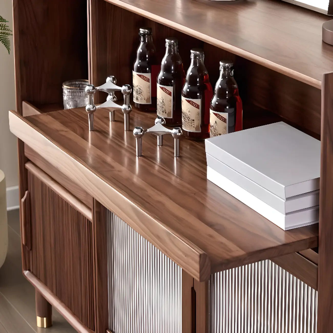Armoire de rangement moderne en bois brun avec porte en verre et étagère réglable