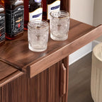 Armoire de rangement moderne en bois brun avec porte en verre et étagère réglable