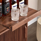 Armoire de rangement moderne en bois brun avec porte en verre et étagère réglable