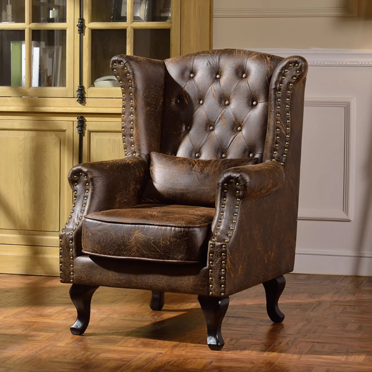 Poltrona Chesterfield tradizionale in pelle con profilo borchiato