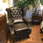 Poltrona Chesterfield tradizionale in pelle con profilo borchiato