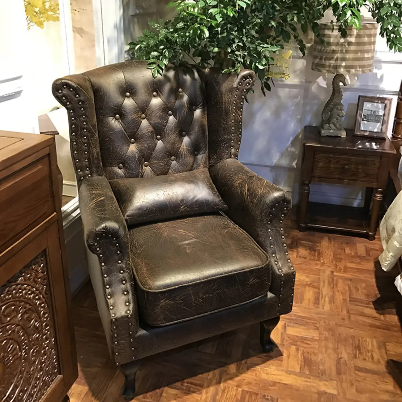 Poltrona Chesterfield tradizionale in pelle con profilo borchiato