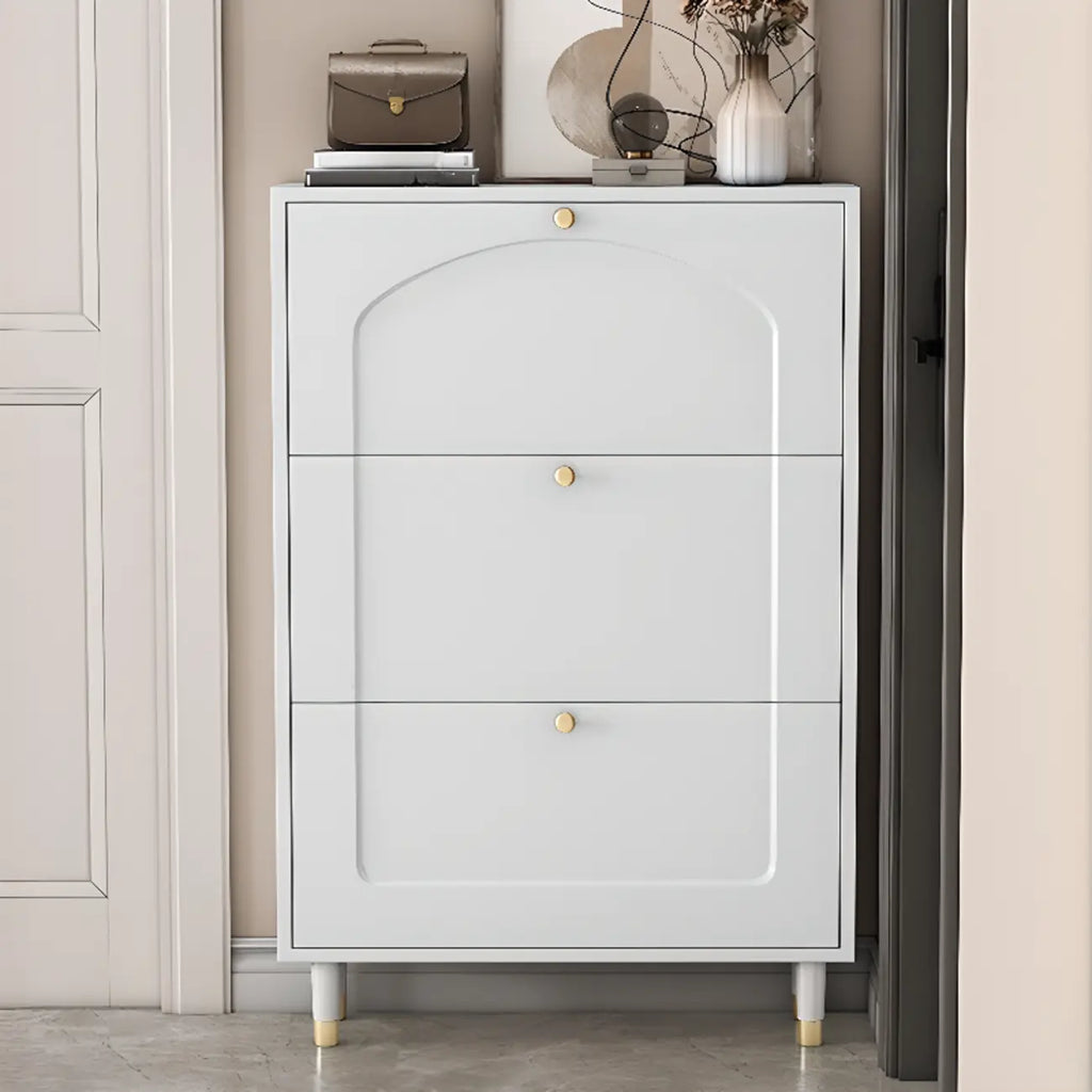 Étagère à chaussures moderne en bois couleur craie, à fixer au mur ou dans un meuble.