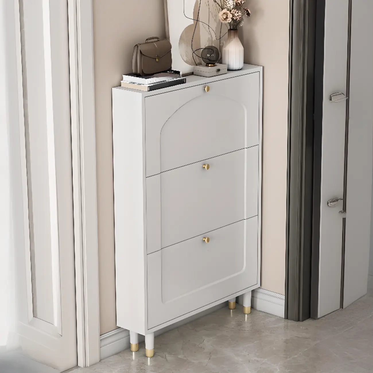 Étagère à chaussures moderne en bois couleur craie, à fixer au mur ou dans un meuble.