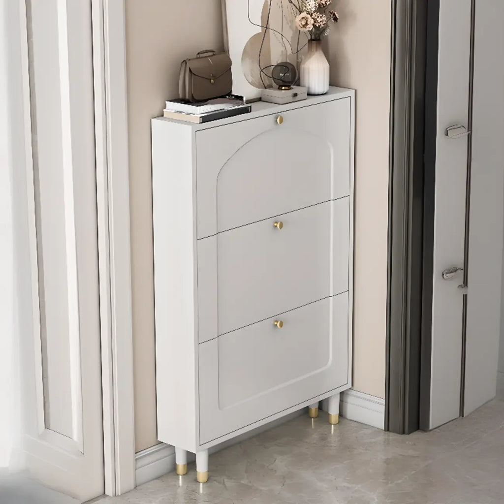 Étagère à chaussures moderne en bois couleur craie, à fixer au mur ou dans un meuble.
