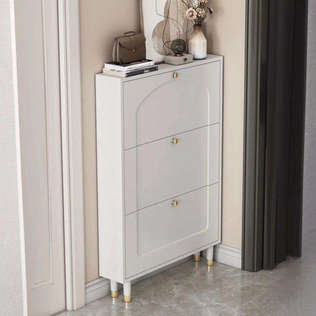 Étagère à chaussures moderne en bois couleur craie, à fixer au mur ou dans un meuble.