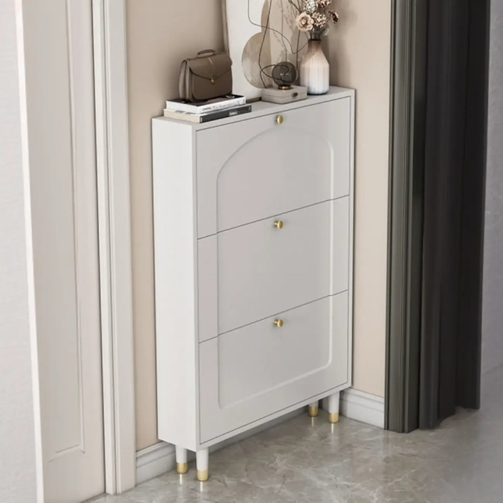 Étagère à chaussures moderne en bois couleur craie, à fixer au mur ou dans un meuble.