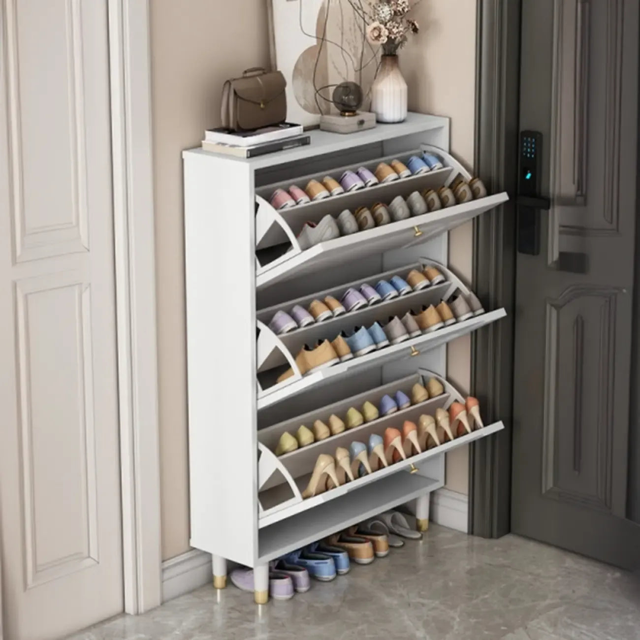 Étagère à chaussures moderne en bois couleur craie, à fixer au mur ou dans un meuble.